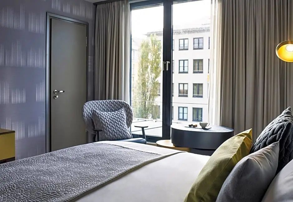 Komfortabler Sitzbereich in einem Superior Doppelzimmer mit Blick auf Fenster