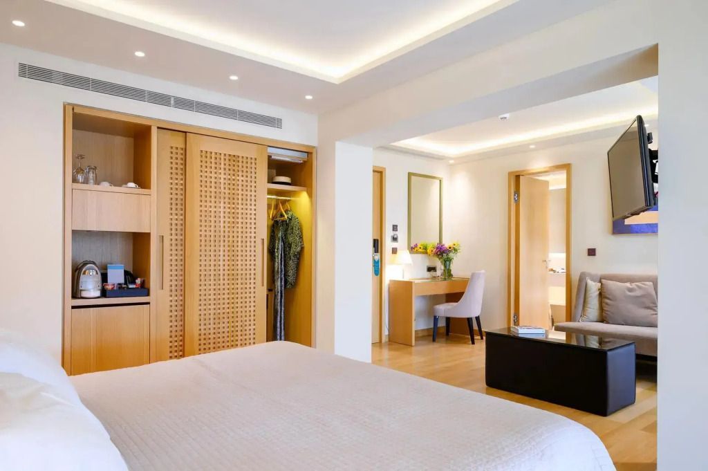 Offenes Zimmerdesign mit Schrank und Schminktisch in einer Deluxe Suite