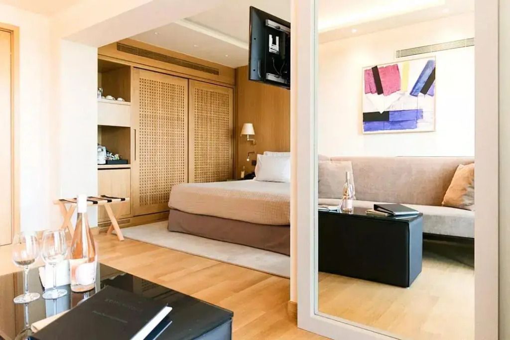 Modernes Gästezimmer mit stilvollen Holzmöbeln und Kunstwerk