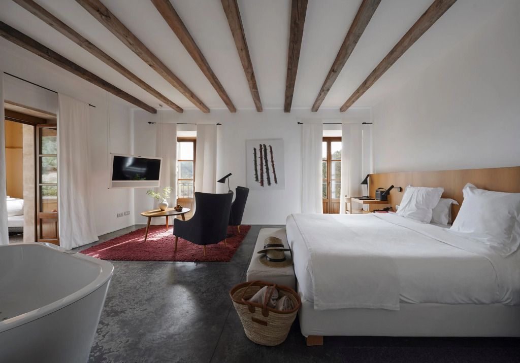 Helles Deluxe Zimmer mit Holzbalken und moderner Einrichtung.