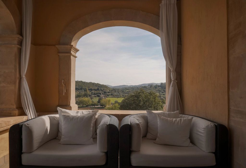 Sitzbereich auf Balkon mit herrlichem Blick auf die Landschaft.