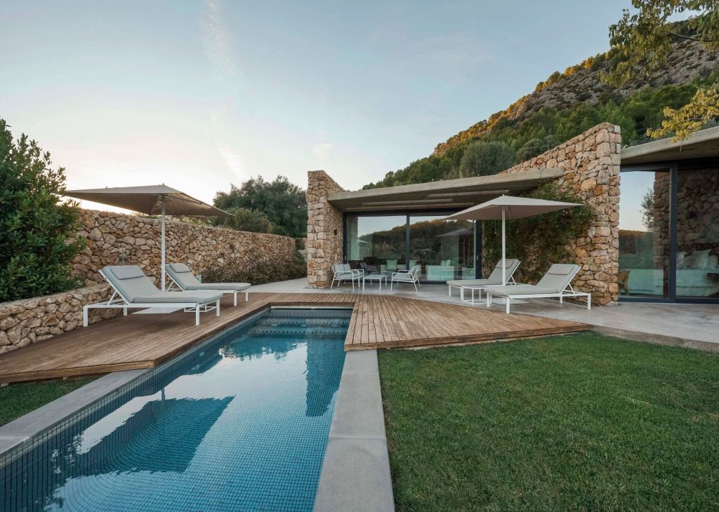 Privater Pool mit Terrassenbereich in einer luxuriösen Villa