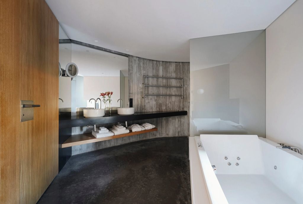 Luxuriöses Badezimmer mit stilvollen Details und großer Badewanne