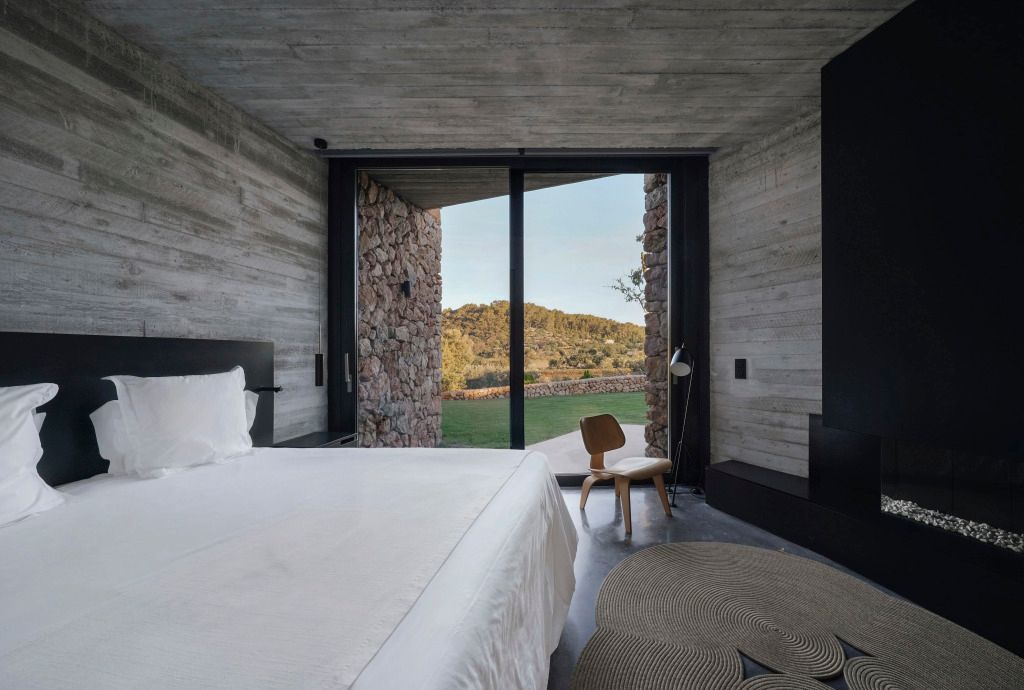 Schlafzimmer mit modernem Design und Blick ins Grüne