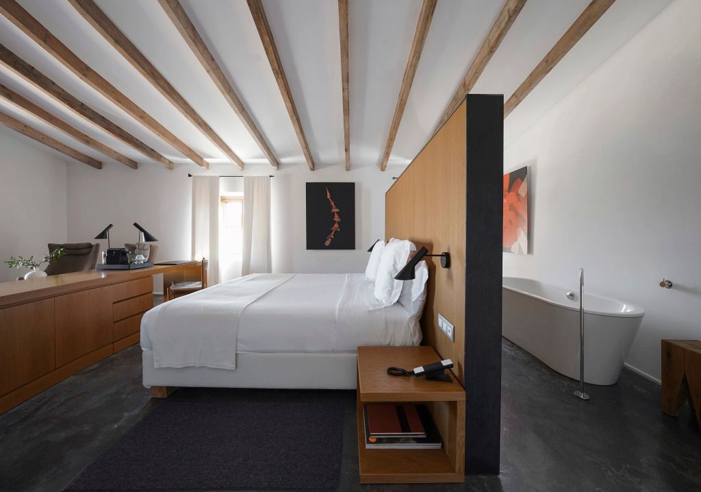Großzügige Junior-Suite mit Holzdekor und modernen Kunstwerken