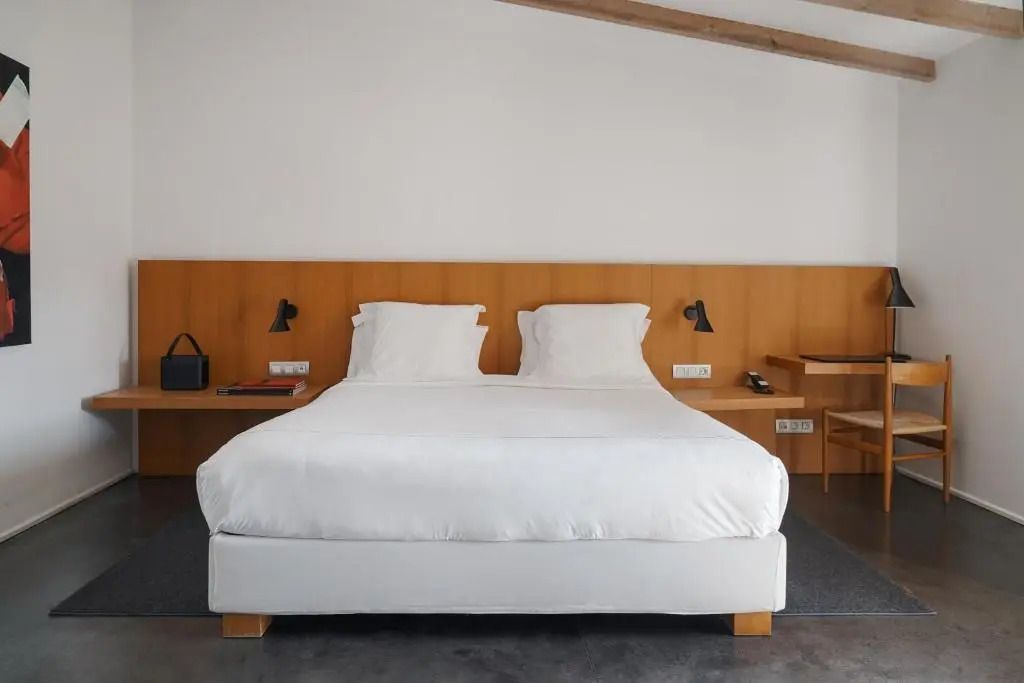 Helles Superior Doppelzimmer mit Doppelbett und Holzdetails