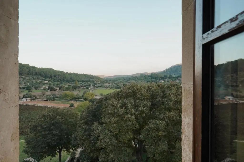 Panoramablick auf die Landschaft durch ein Fenster