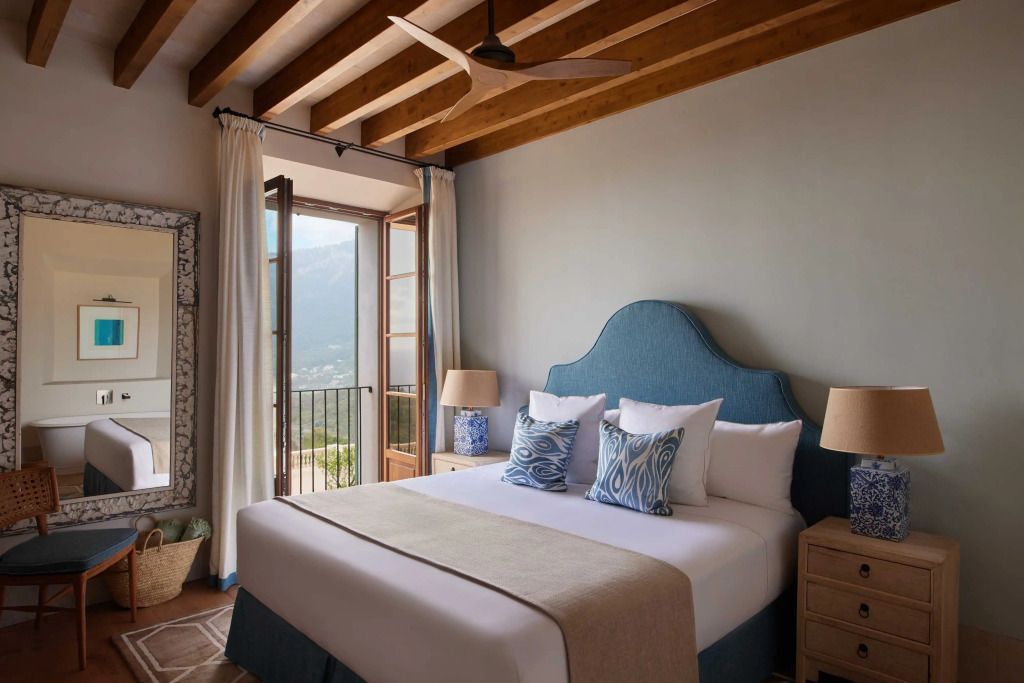 Geräumiges Schlafzimmer mit Balkonblick in die Natur