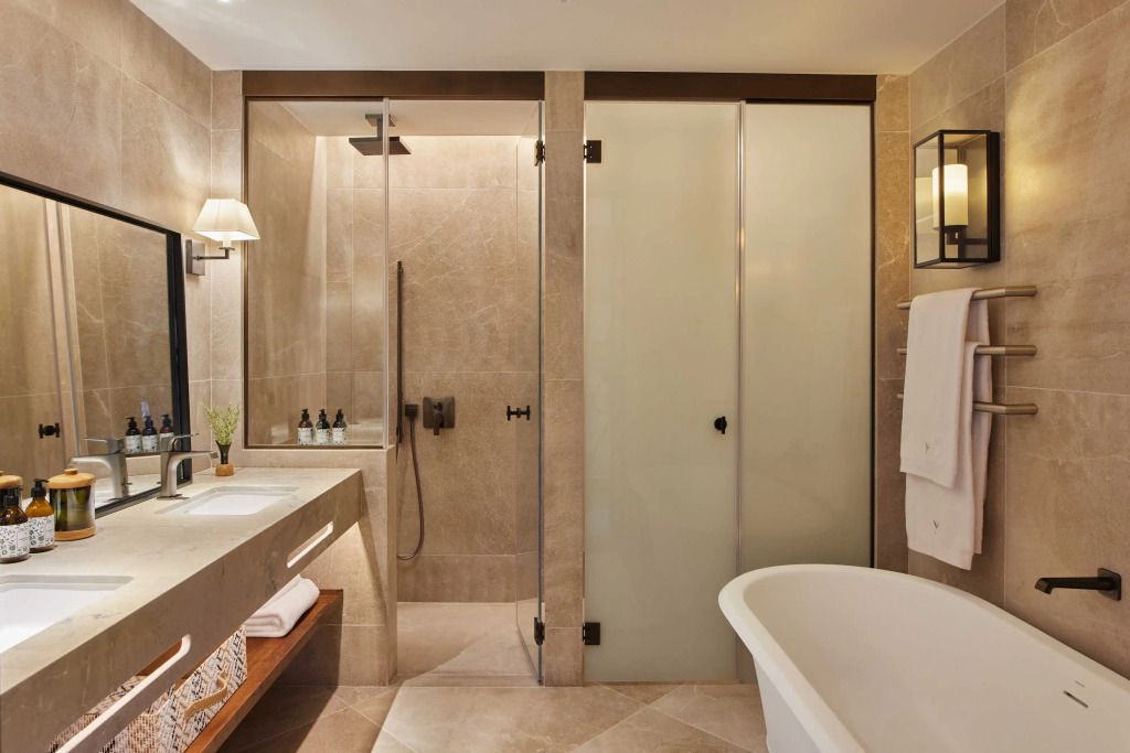 Modernes Badezimmer mit großer Dusche und freistehender Badewanne