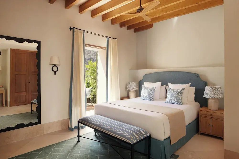 Deluxe Zimmer mit Holzbalkendecke und Balkon mit Blick ins Grüne