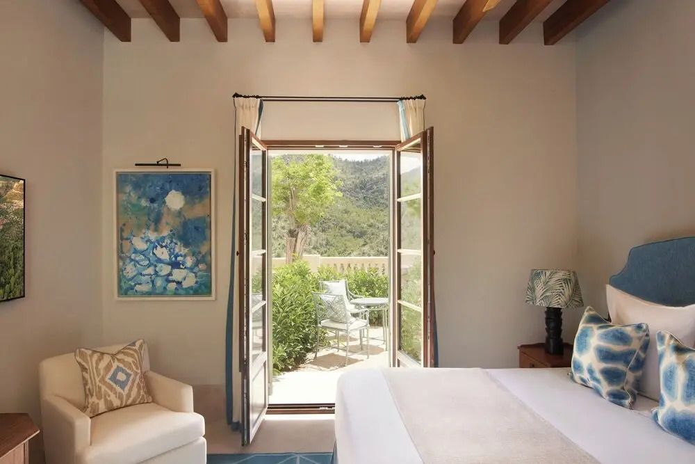 Deluxe Zimmer mit offenem Fenster und Bergblick