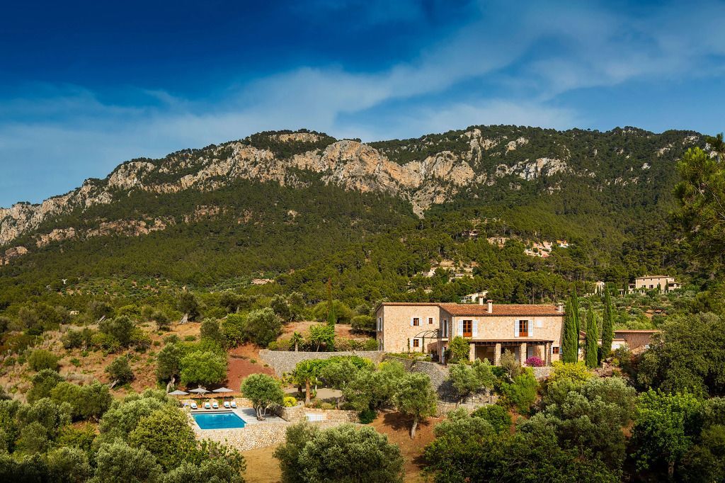 Landhaus mit Pool und Bergen im Hintergrund