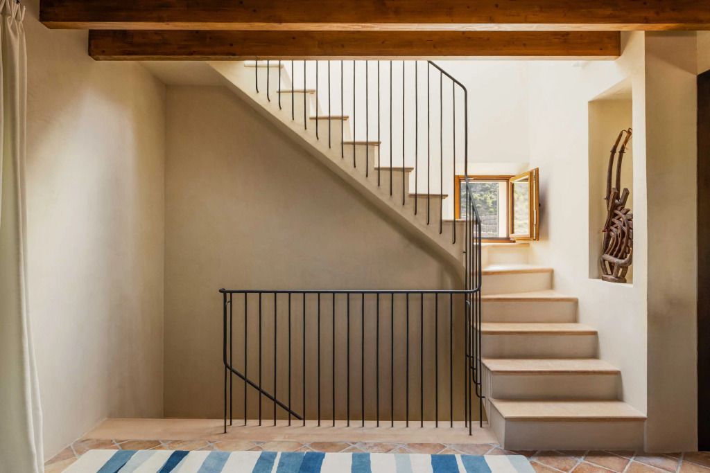 Elegante Treppe mit hölzernem Geländer und Wanddekoration