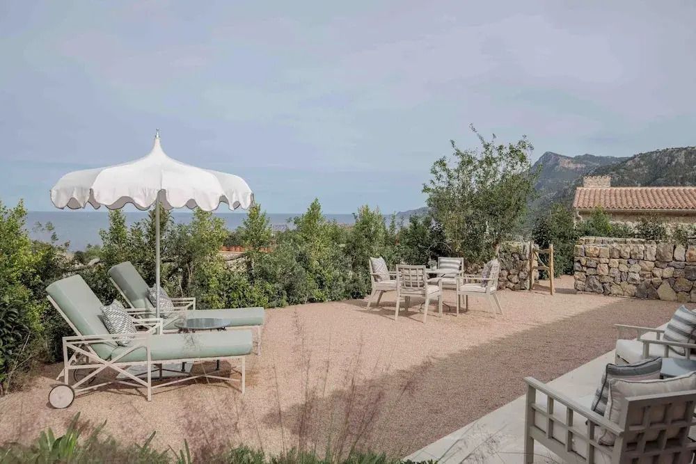 Entspannungsbereich mit Liegestühlen und Meerblick auf einer Terrasse