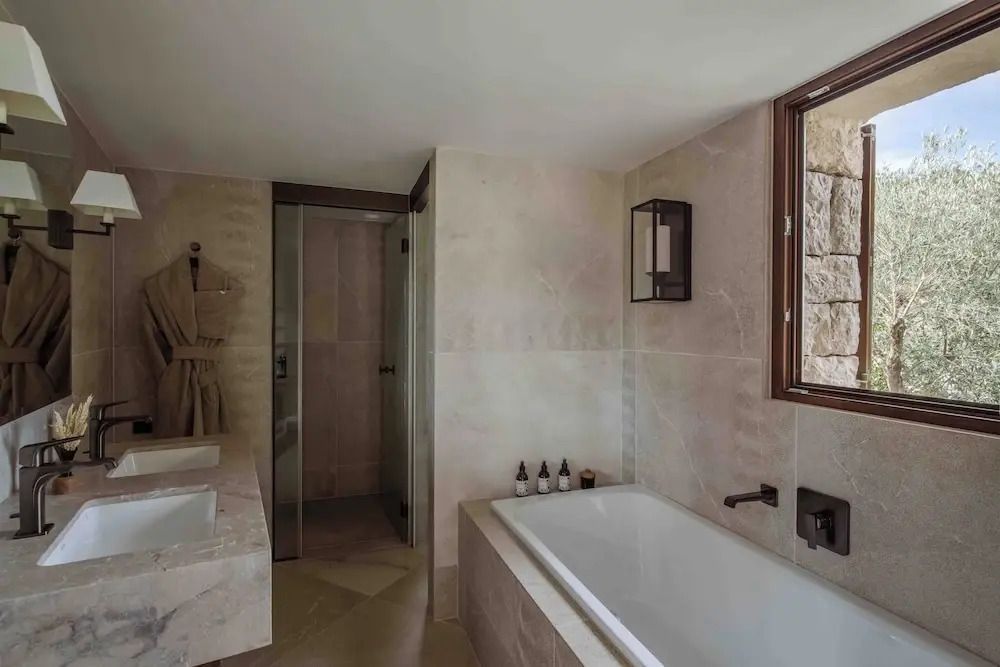 Luxuriöses Badezimmer mit Badewanne und Natursteinakzenten