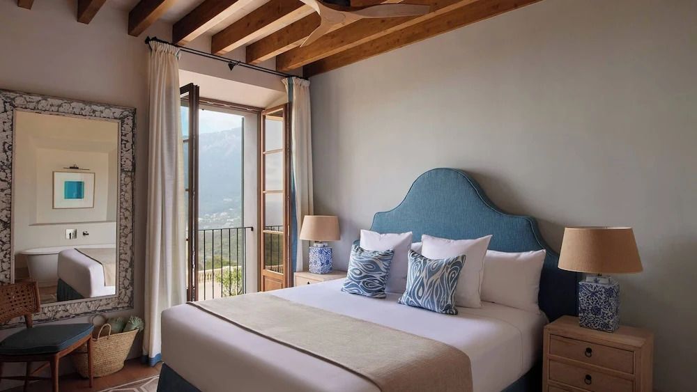 Gemütliches Schlafzimmer mit Balkon und Blick auf die Berge