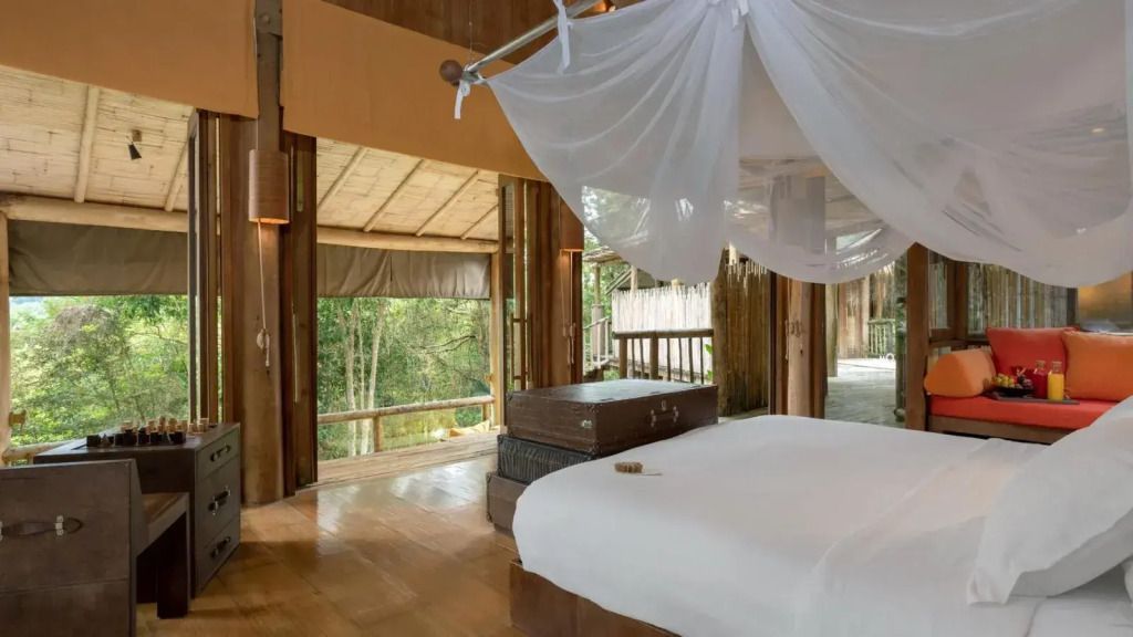 Geräumige Suite mit Himmelbett und großem Balkon mit Waldblick