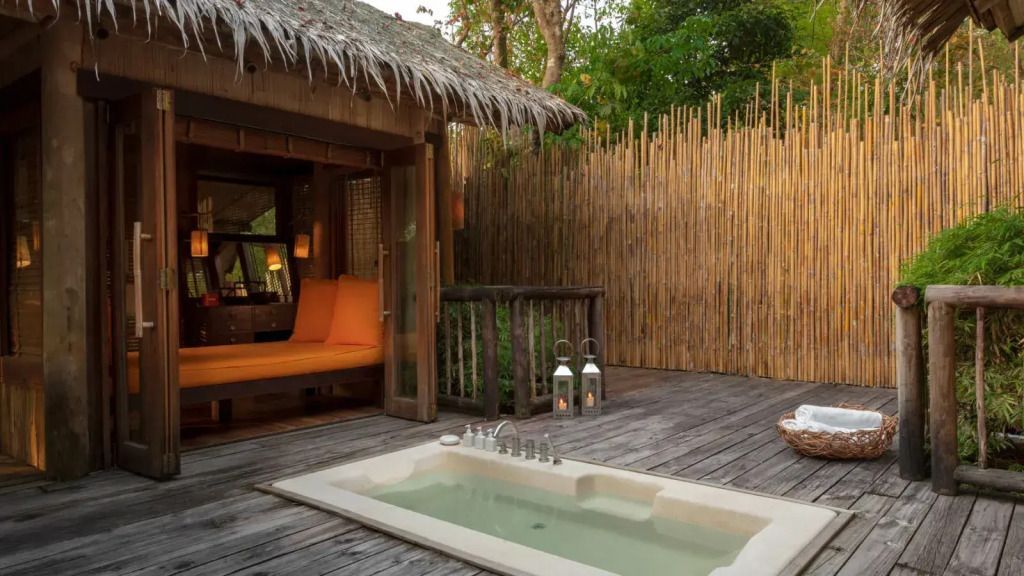 Private Terrasse mit Whirlpool und tropischer Gartenkulisse