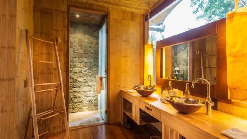 Modernes Badezimmer mit holzverkleideten Wänden und Steinakzent