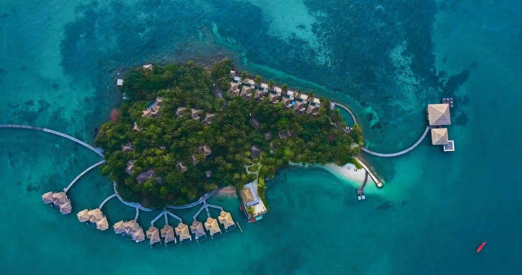 Luftaufnahme der Song Saa Private Island mit umgebendem türkisfarbenem Meer