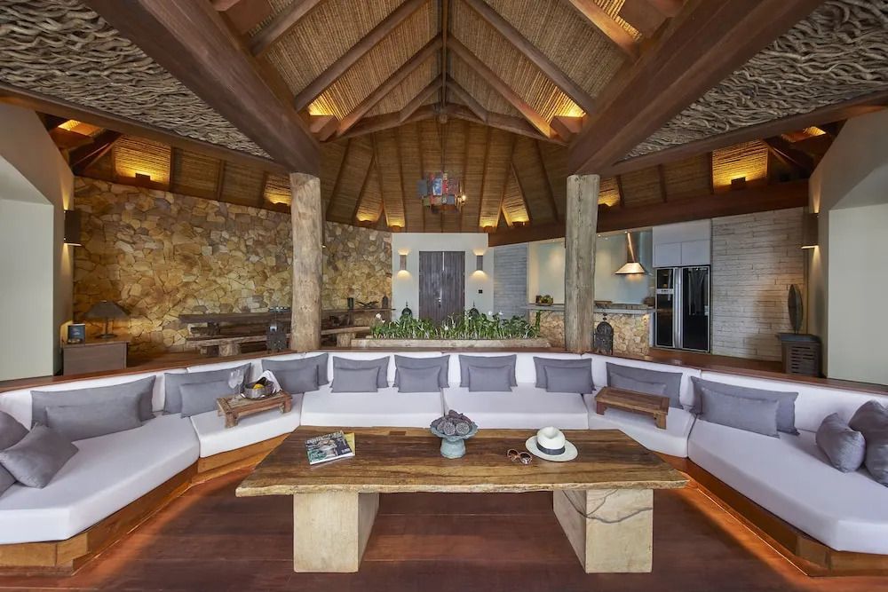 Großer Wohnbereich mit Naturmaterialien und luxuriösem Design
