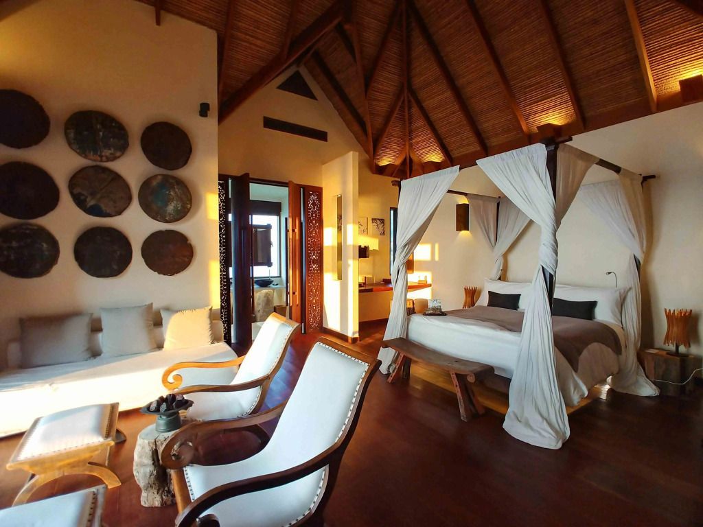 Elegantes Schlafzimmer mit Himmelbett und stilvollem Interieur in der Villa.
