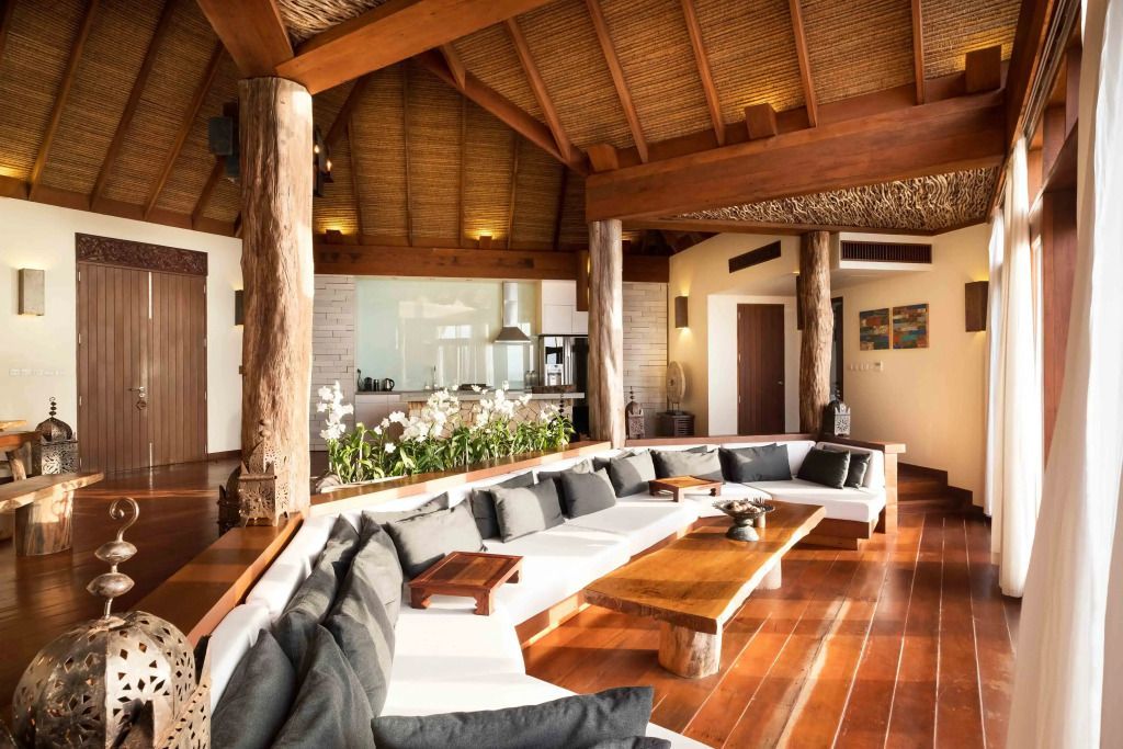 Moderne Lounge mit großen Sofas und Holzelementen in der Villa.