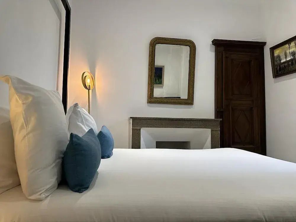 Elegantes Schlafzimmer mit Spiegel Kamin und Doppelbett