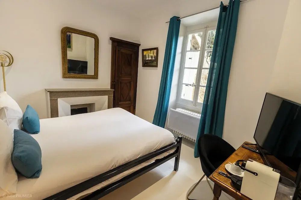 Helles Deluxe Doppelzimmer mit Bergblick und klassischem Dekor