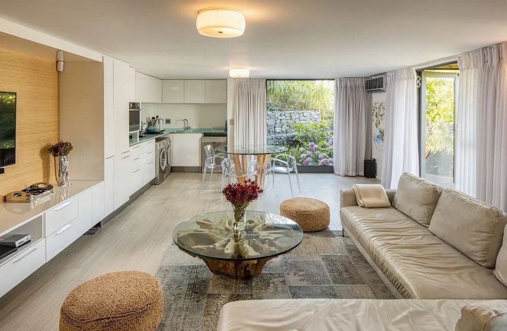 Geräumiges Wohnzimmer mit stilvoller Einrichtung und Gartenblick