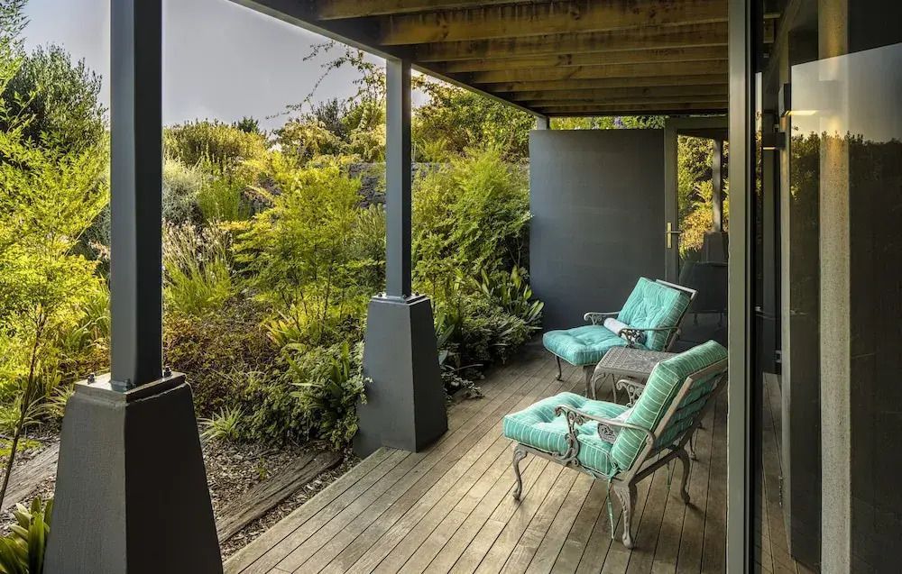 Überdachte Terrasse mit gemütlichen Sitzgelegenheiten im Garten