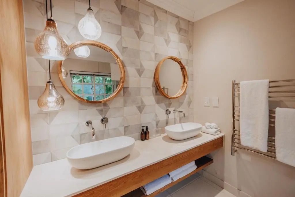 Badezimmer mit Doppelwaschbecken und stilvollen Spiegeln