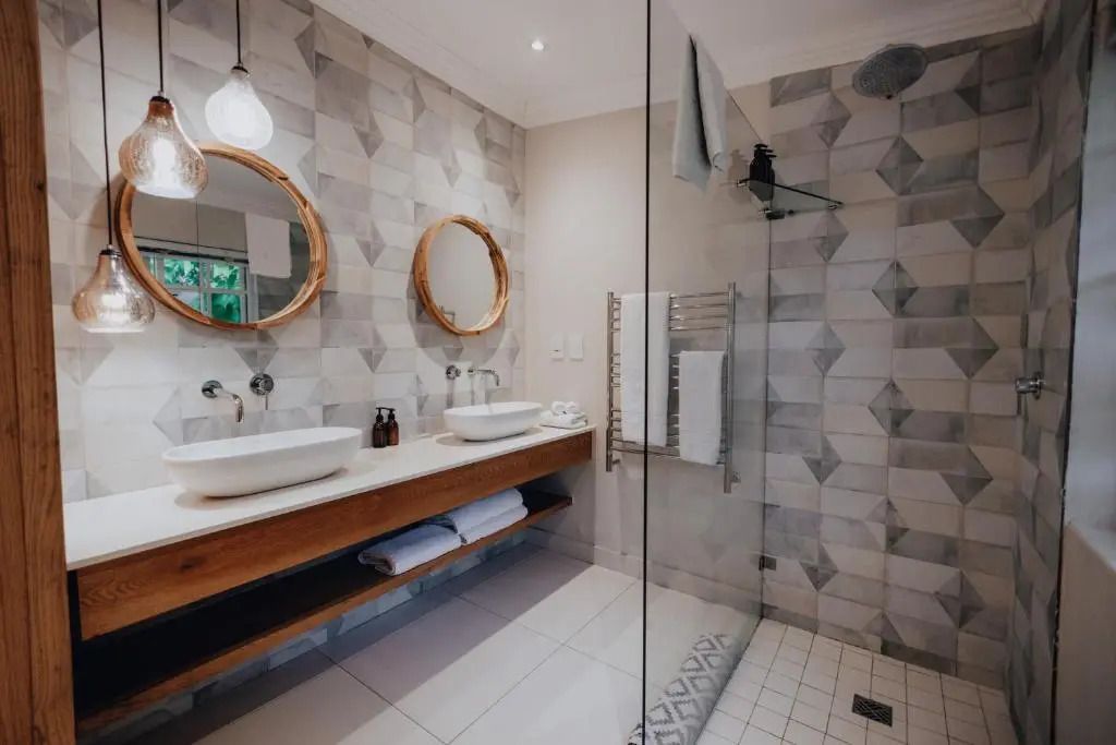 Geräumiges Badezimmer mit großer Dusche und eleganter Einrichtung