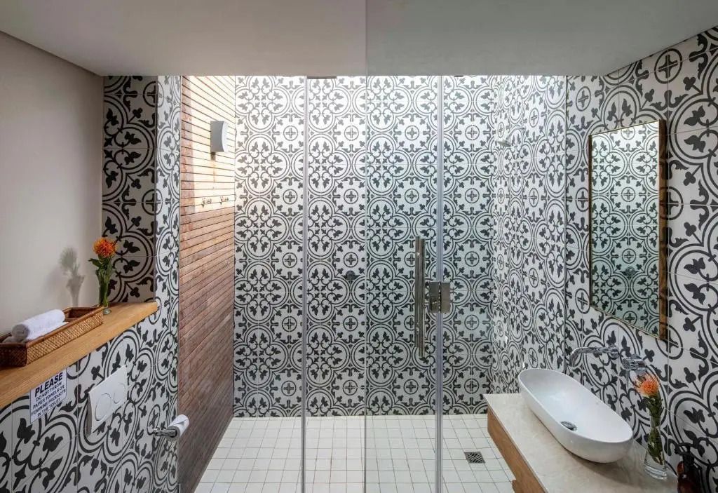 Elegantes Badezimmer mit gemusterten Fliesen und moderner Dusche