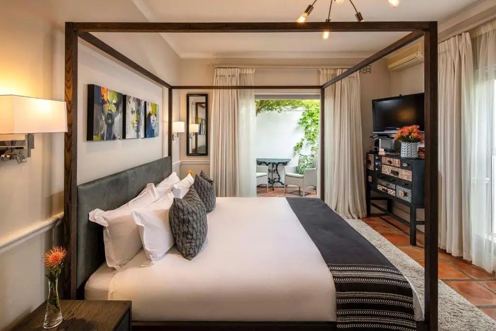 Deluxe Doppelzimmer mit großem Bett und Zugang zur Terrasse