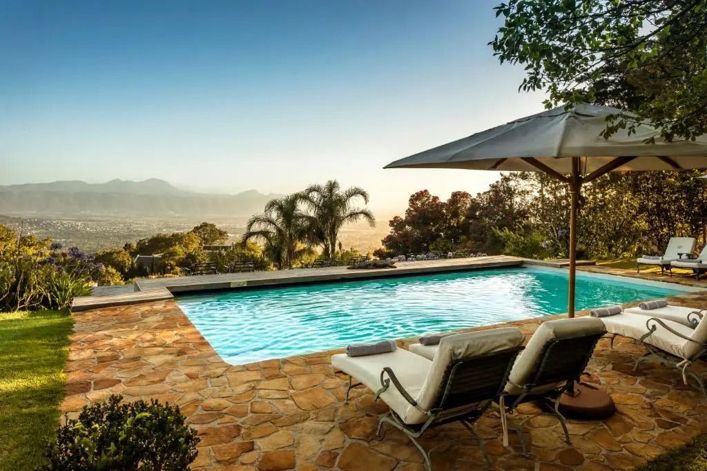 Privater Pool mit Blick auf die Berge und Palmenumrandung
