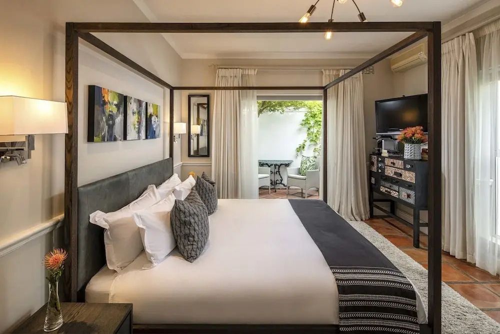 Geräumiges Schlafzimmer mit Doppelbett und Zugang zu einem privaten Innenhof