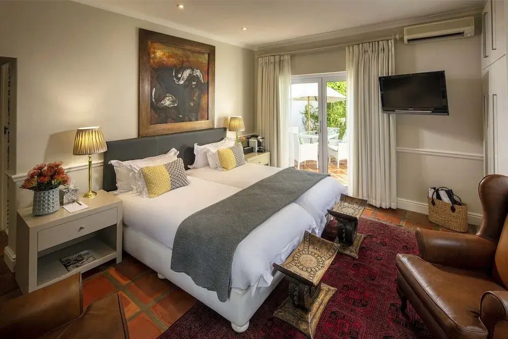 Einladendes Schlafzimmer mit Doppelbetten und stilvollem Interieur
