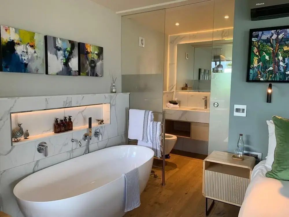 Luxuriöses Badezimmer mit freistehender Badewanne und moderner Einrichtung.