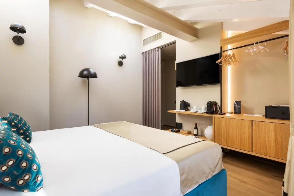 Großes, helles Schlafzimmer mit moderner Ausstattung und Flachbildfernseher