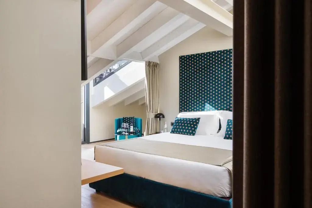 Geräumiges Zimmer mit schräger Decke und modernem Einrichtungsstil