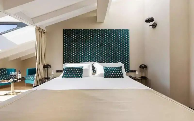 Modernes Doppelzimmer mit stilvollem Kopfteil und Kissen in blauen Muster