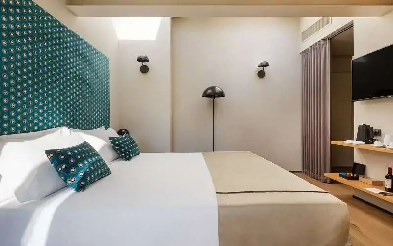 Schlafbereich mit modernem Design und einzigartiger Beleuchtung