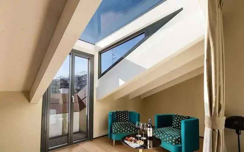 Moderne Sitzecke mit Panoramafenstern und eleganten Sesseln