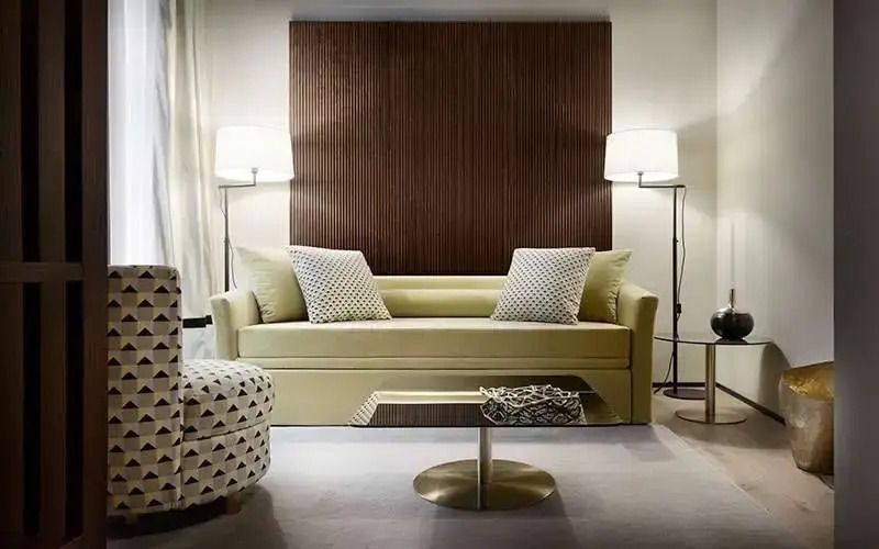 Gemütliche Sofaecke mit Kissen in der Junior-Suite