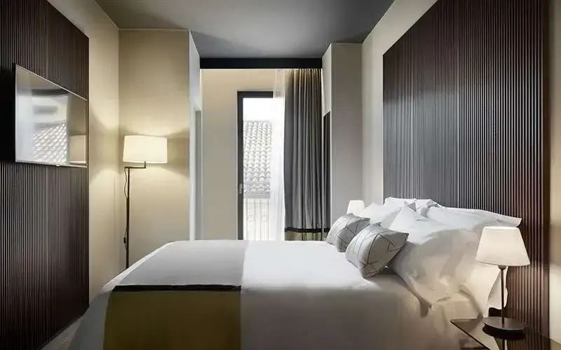 Elegantes Schlafzimmer der Suite mit Doppelbett und weichen Kissen