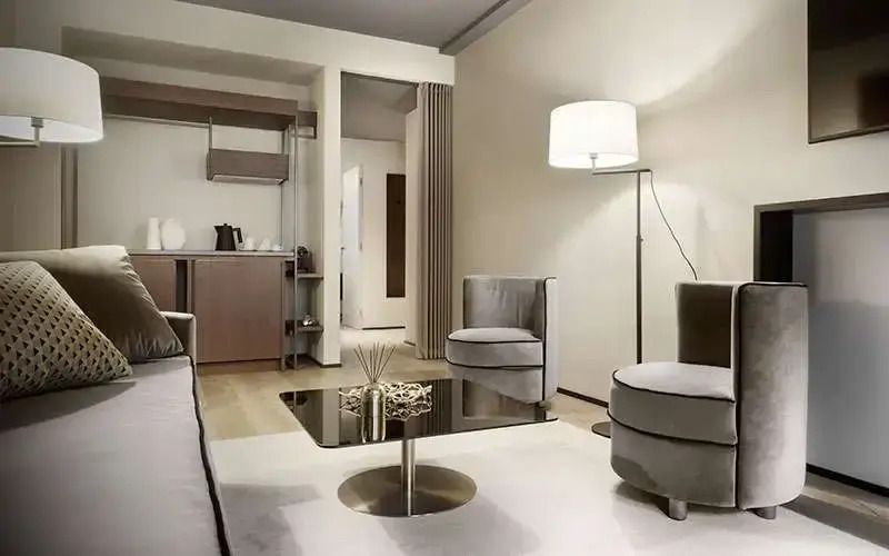 Gemütliche Sitzecke in der Suite mit Sessel und Stehlampe