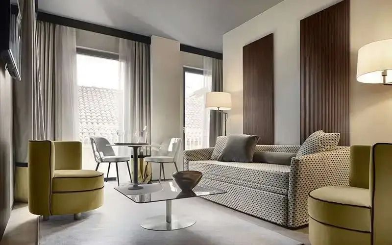 Moderner Wohnbereich mit Sofa und Esstisch in der Suite