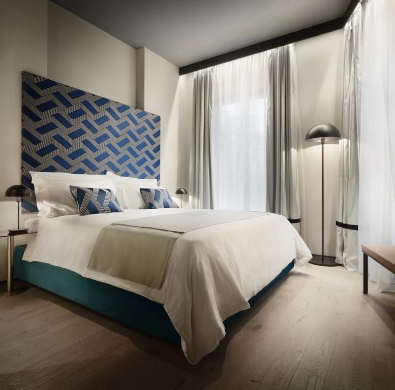 Modernes Doppelzimmer mit elegantem Design und natürlichen Farben