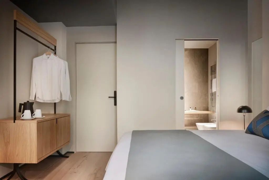 Blick vom Bett auf den Eingangsbereich und das offene Badezimmer